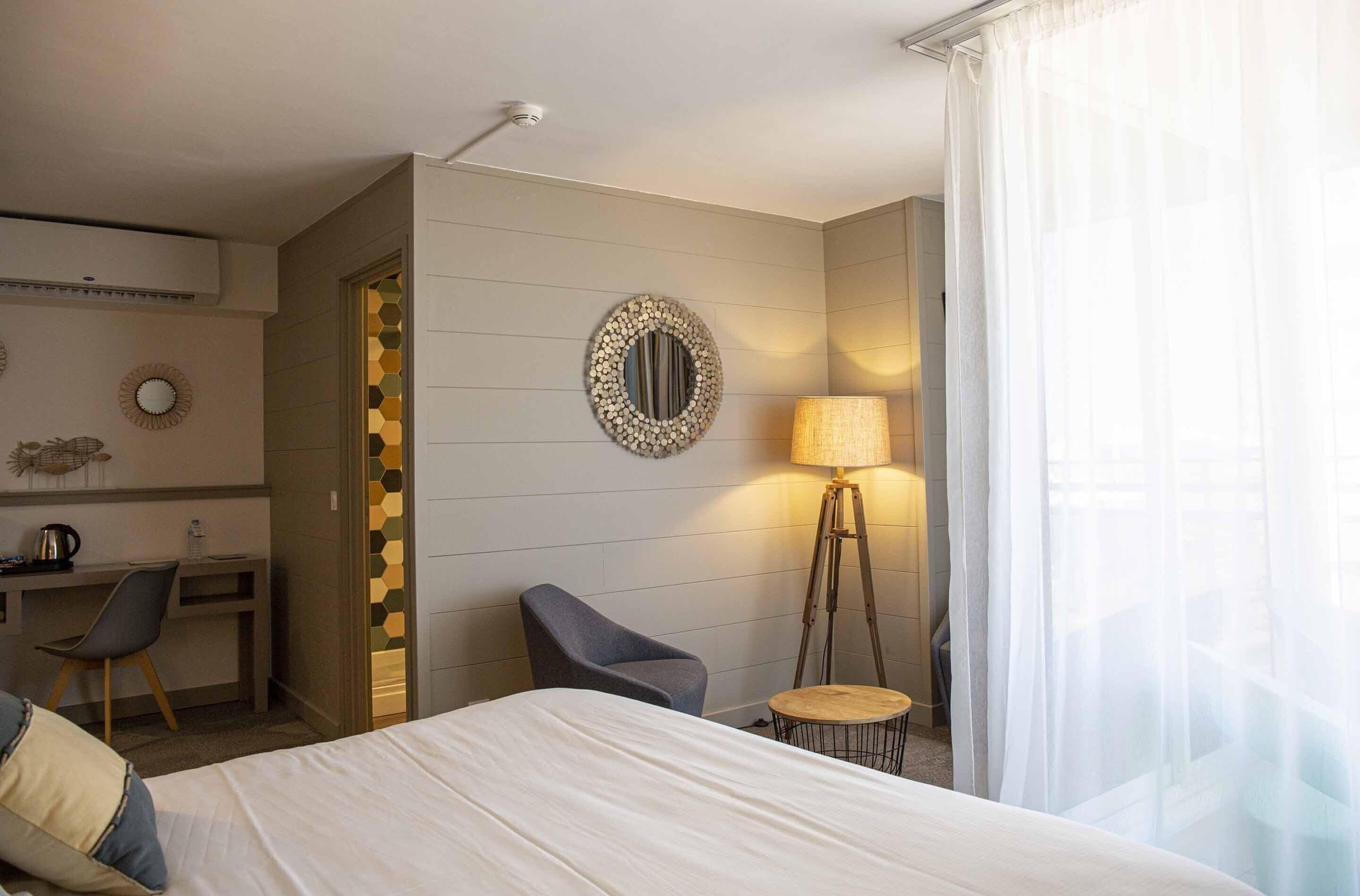 Junior Suite Côté Mer ou Côté Port | Literie de qualité supérieure, coffres-forts dans les chambres, bureau