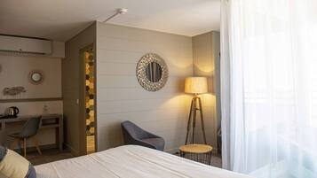 Junior Suite CÎté Mer ou CÎté Port | Literie de qualité supérieure, coffres-forts dans les chambres, bureau