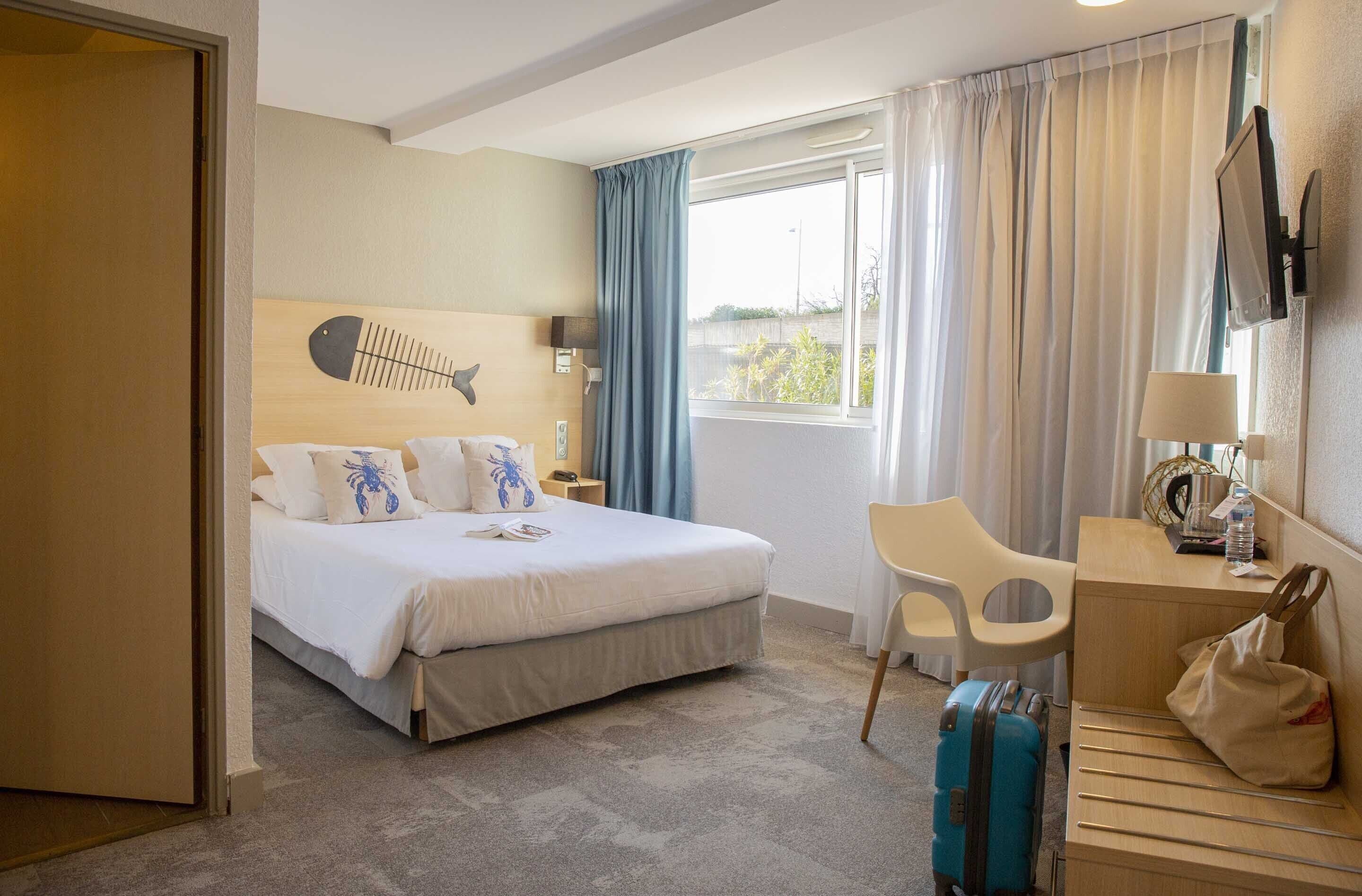 Comfort room on the ground floor | Premium bedding, in-room safe, desk, free cribs/infant beds