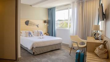 Comfort room on the ground floor | Premium bedding, in-room safe, desk, free cribs/infant beds