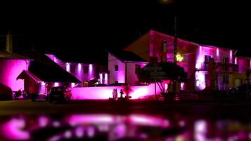 Fachada del alojamiento - Noche