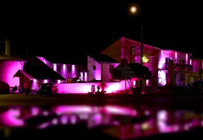 Boendets fasad - kväll/natt