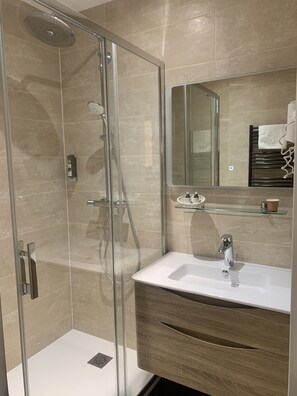 Standard Double Room | Bathroom | Hair dryer - Logis Le Relais Vosgien (Saint-Pierremont)