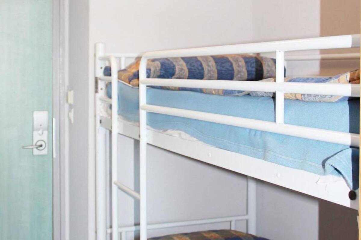 Zimmersafe, Schreibtisch, schallisolierte Zimmer, Bügeleisen/Bügelbrett