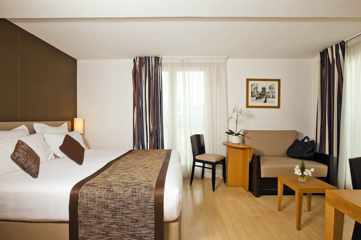 Premium bedding, in-room safe, soundproofing, free WiFi