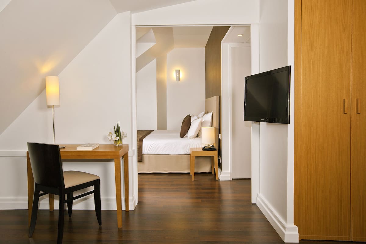 Premium bedding, in-room safe, soundproofing, free WiFi