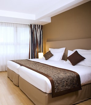 Estudio | Ropa de cama de alta calidad y caja de seguridad en la habitación 
