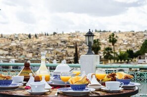 2 restaurants; breakfast, lunch, and dinner served - Riad Arabesque (Fes)