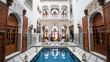 Una piscina cubierta