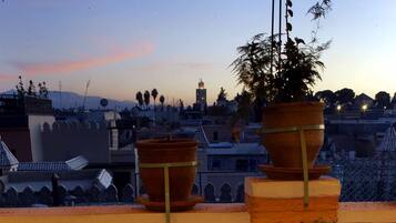 Frokost, lunsj og middag serveres, uteservering