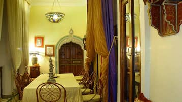 Serveert ontbijt, lunch, diner, buitendiner