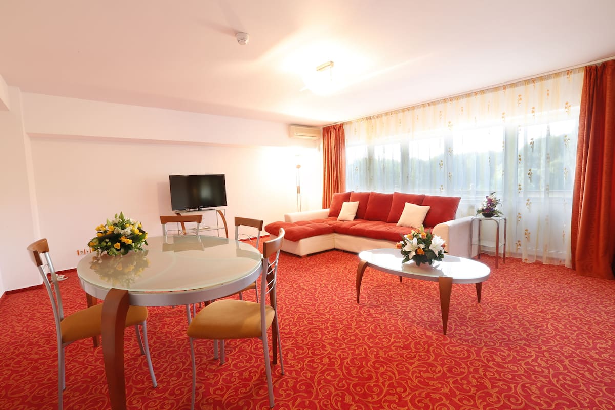Suite | Living room | 32-inch LED TV with premium channels, TV