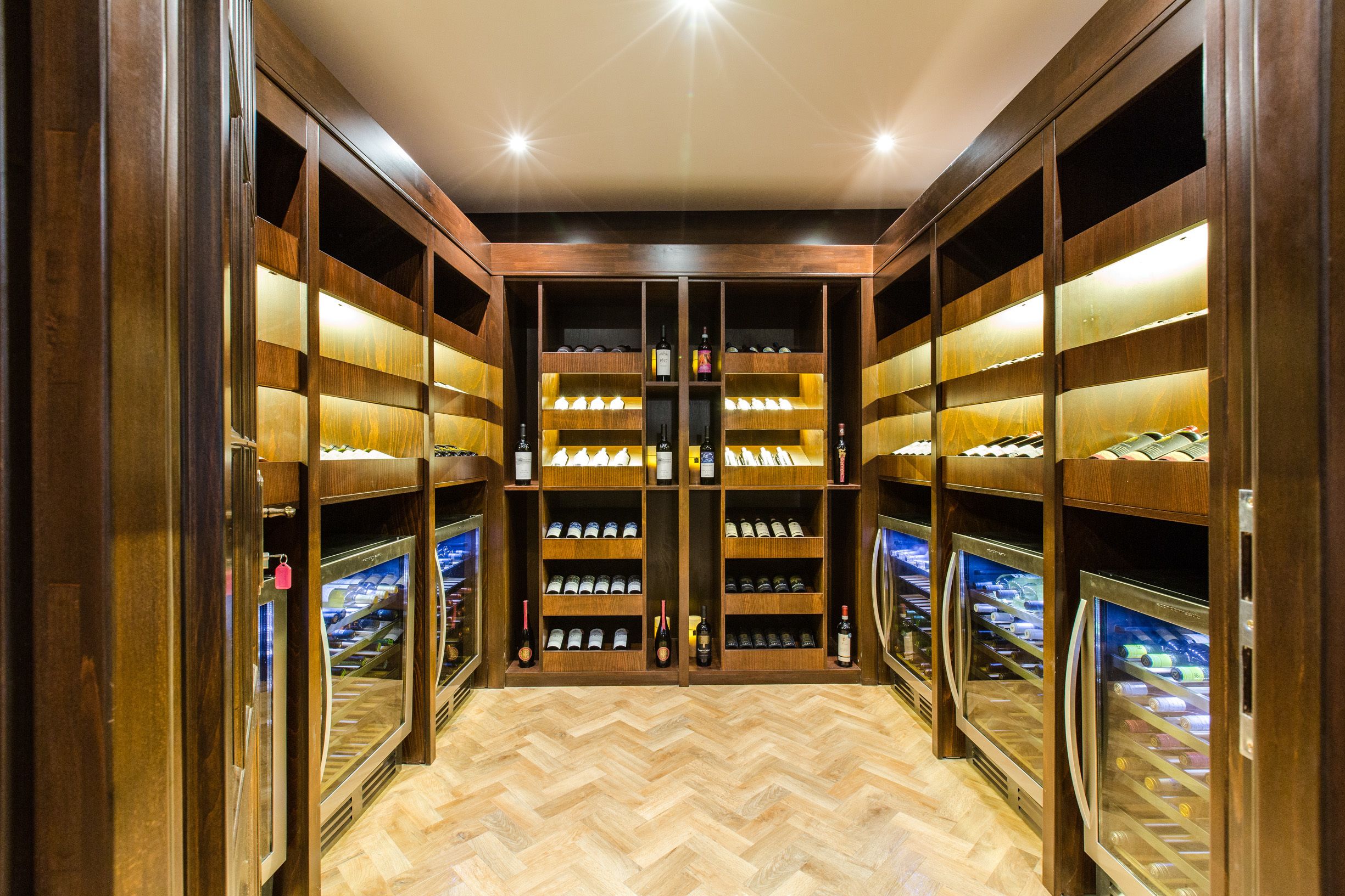 Una bodega con estanterías de madera y suelo con patrón de espiga.