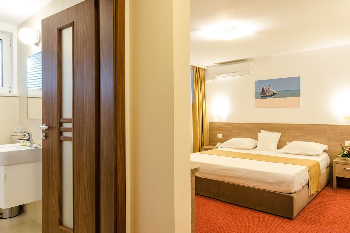 Business Room | Premium bedding, pillowtop beds, minibar, in-room safe