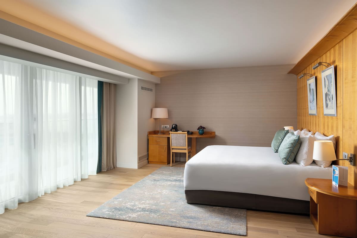 Deluxe kamer, 1 kingsize bed | Luxe beddengoed, een minibar, een kluis op de kamer, een bureau