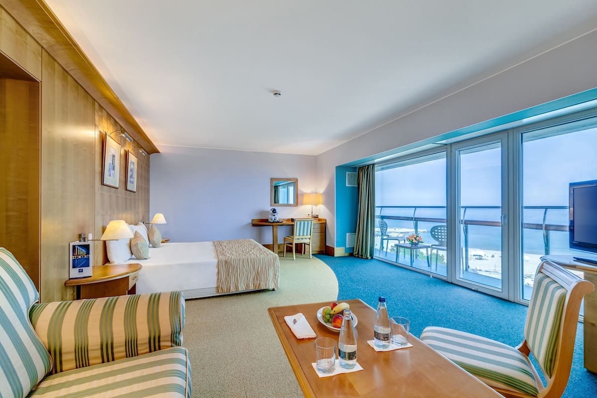 Roupas de cama premium, frigobar, cofres nos quartos, escrivaninha