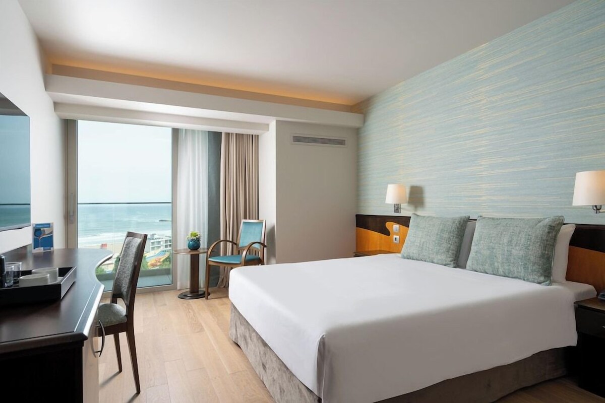 Premium bedding, minibar, in-room safe, desk
