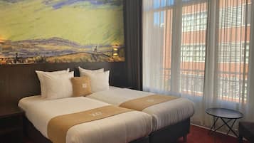 Standard Room, 2 Katil Bujang (Single) | Peti besi dalam bilik, dihias secara berasingan