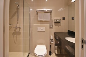 Shower, hair dryer, towels, soap - Hotel Van Gogh (Amsterdam)