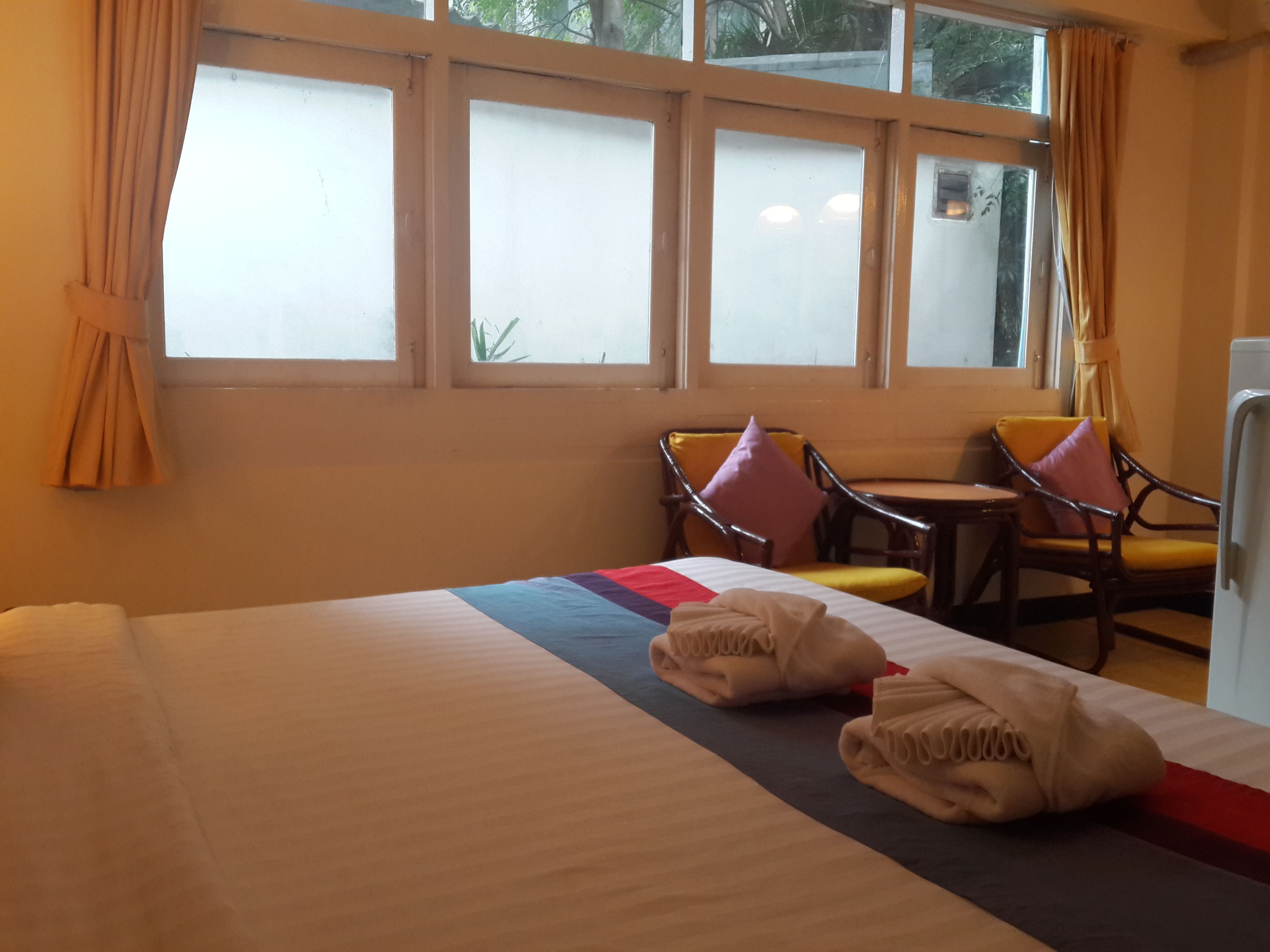 Phòng Deluxe | Minibar, két bảo mật tại phòng, bàn 