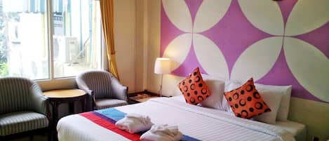 Rom – deluxe | Minibar, safe på rommet, skrivebord og wi-fi (inkludert)