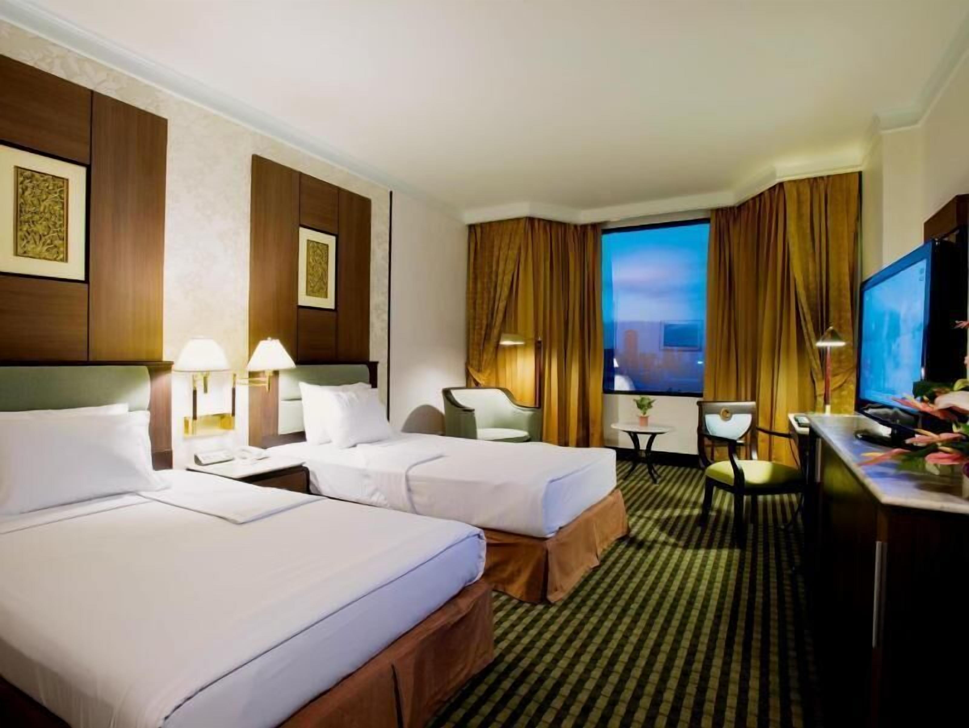 Bộ đồ giường cao cấp, minibar, két bảo mật tại phòng, bàn 