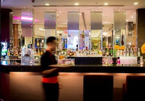 6 か所のレストラン、朝食、ランチ、ディナーに営業 (多国籍料理)