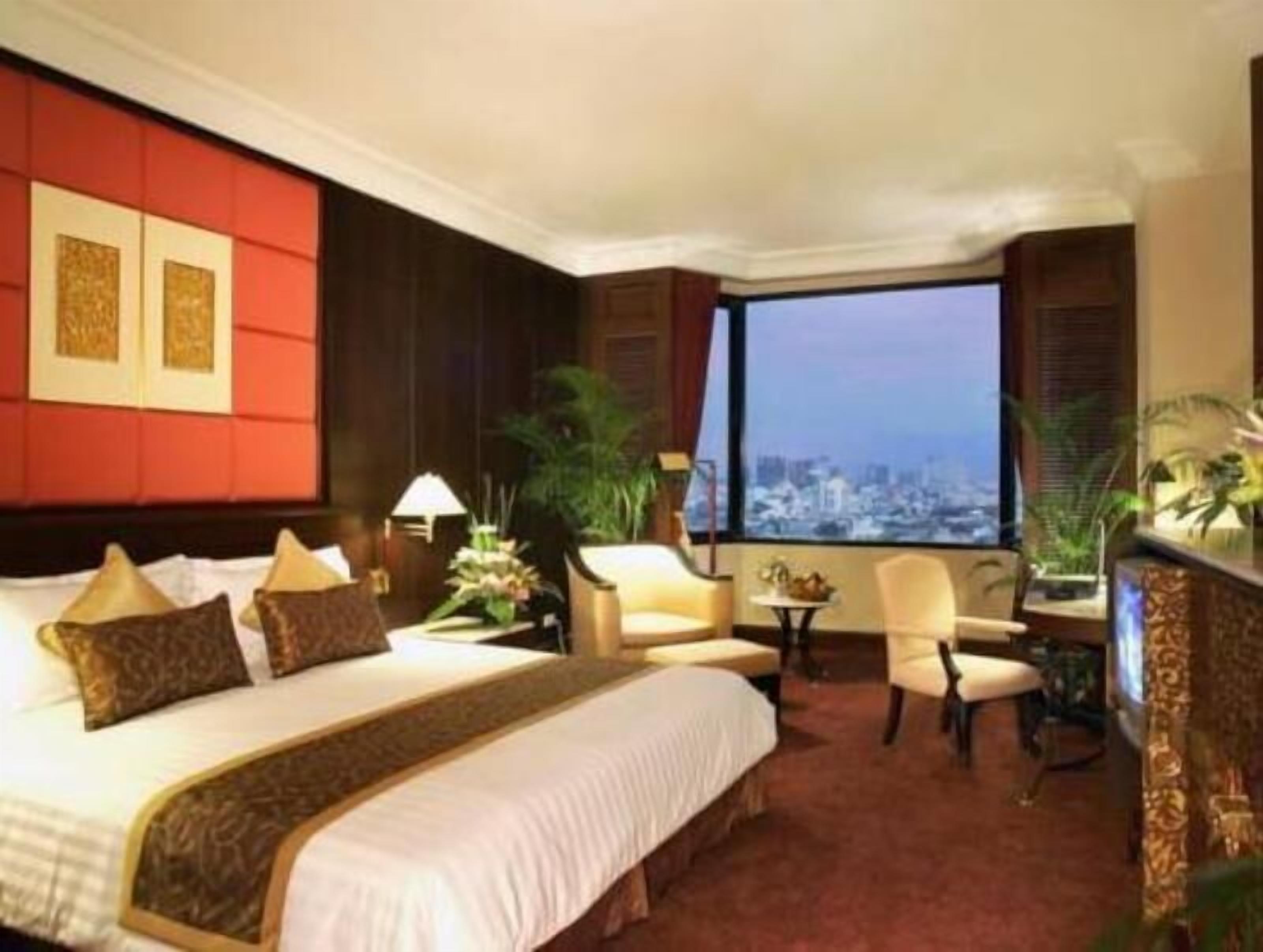 Bộ đồ giường cao cấp, minibar, két bảo mật tại phòng, bàn 