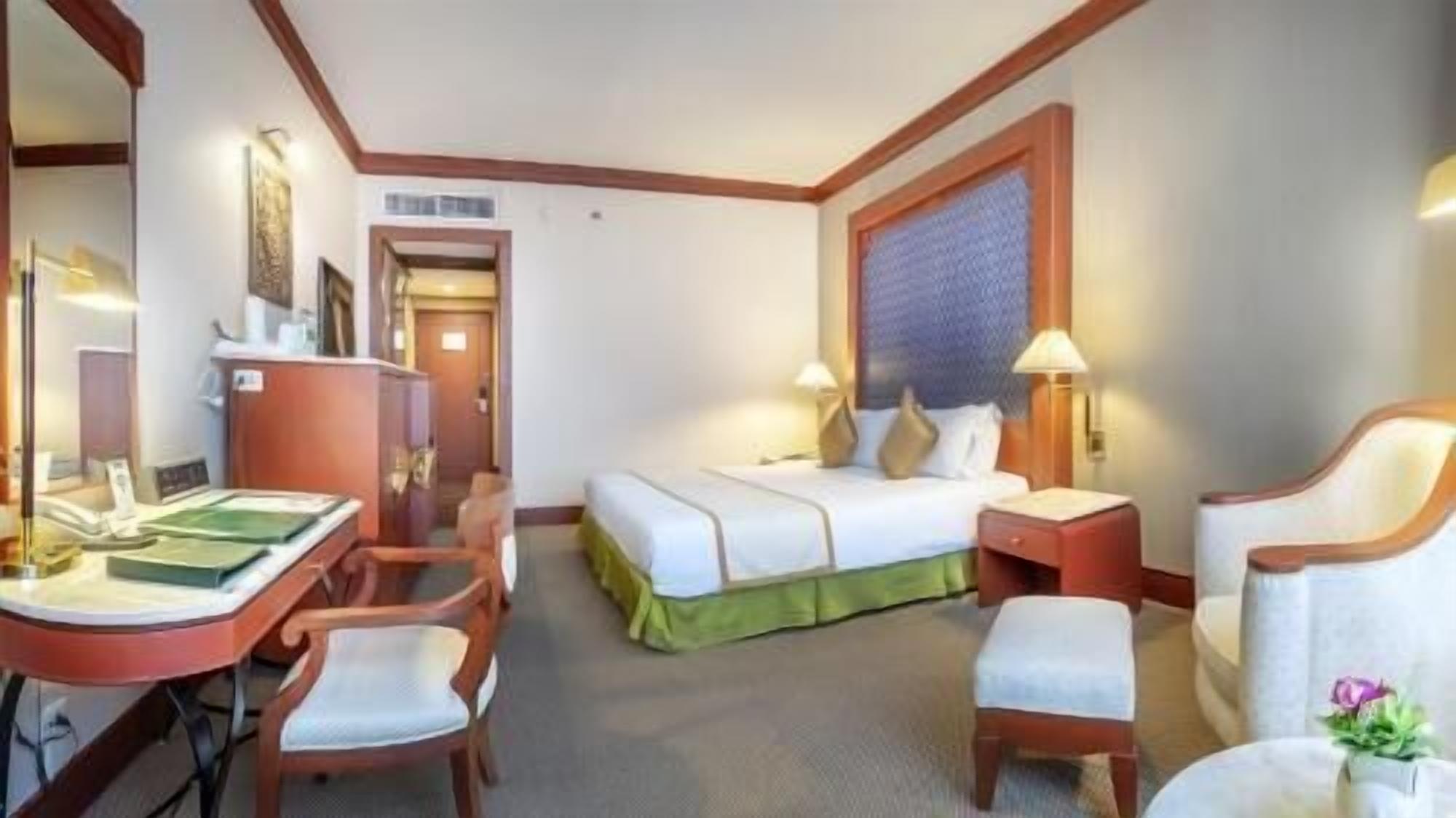 Bộ đồ giường cao cấp, minibar, két bảo mật tại phòng, bàn 