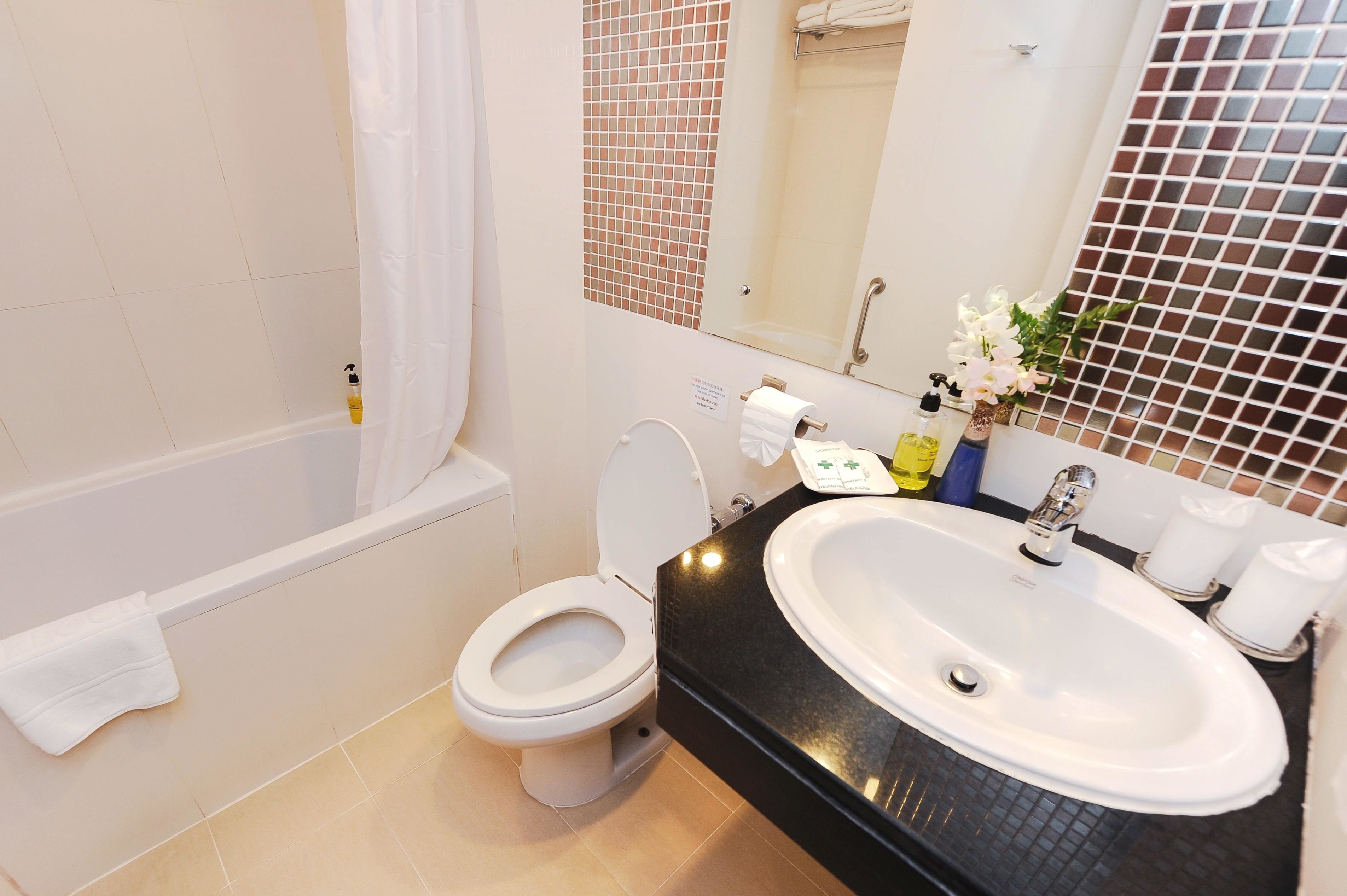 Un baño moderno con bañera, inodoro y lavabo.