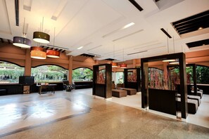 Lobby sitting area - Holiday Garden Hotel & Resort Chiang Mai (Chiang Mai)