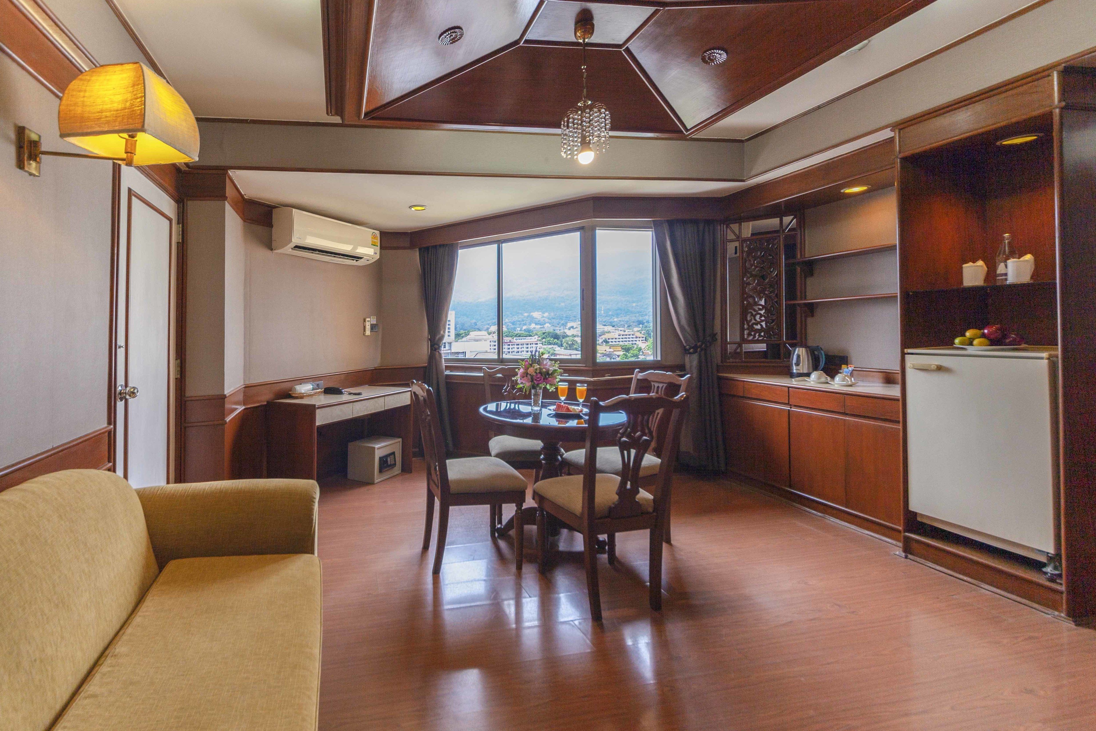 Suite, 1 Bedroom | Living room | 32-inch LCD TV with satellite channels