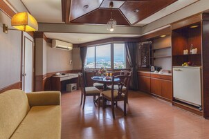 Suite, 1 Bedroom | Living room | 32-inch LCD TV with satellite channels