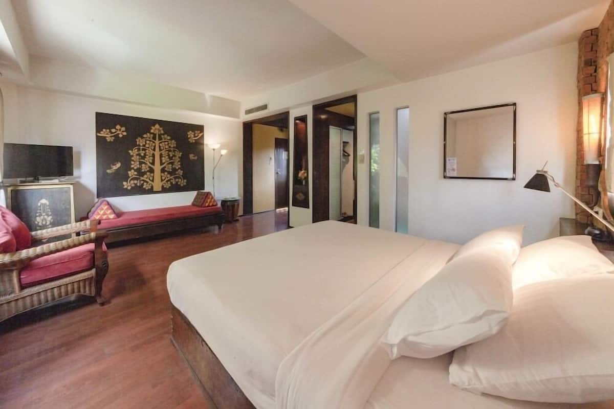 In-room safe, free WiFi, bed sheets