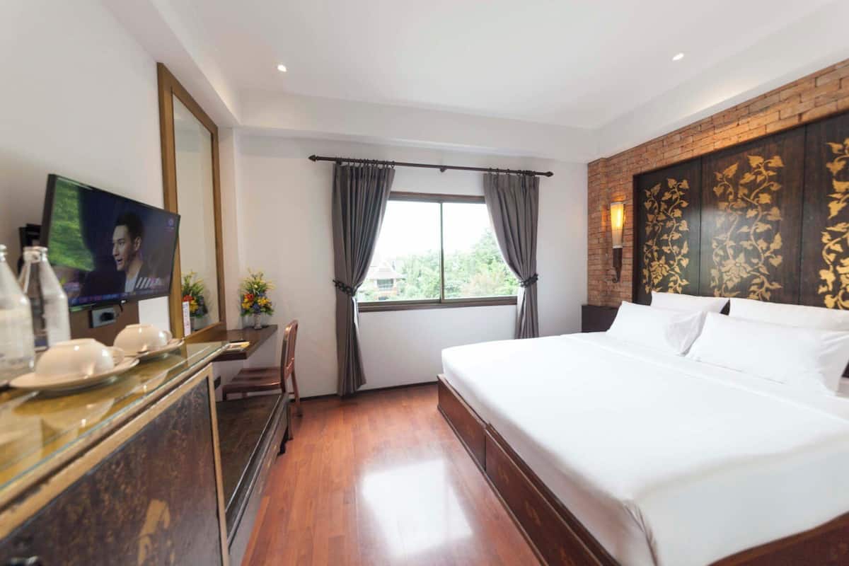 In-room safe, free WiFi, bed sheets