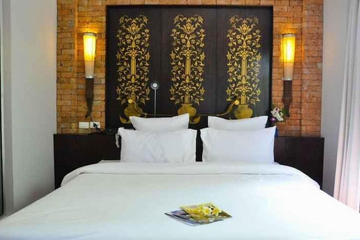 In-room safe, free WiFi, bed sheets