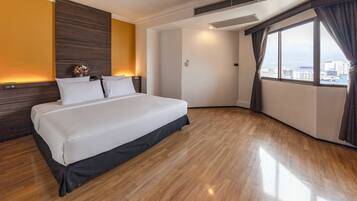 Executive Deluxe, 1 King Bed | In-room safe, free WiFi, bed sheets