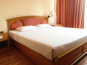 Minibar, in-room safe, desk, blackout curtains - Bangkok City Inn (Bangkok)