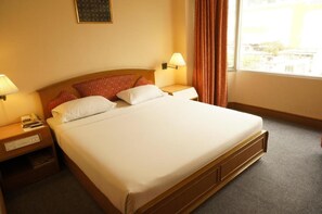 Minibar, safe på rommet, skrivebord og blendingsgardiner