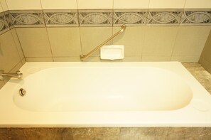 淋浴/浴缸二合一、免費盥洗用品、浴袍