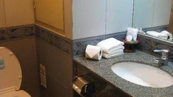 Tina con regadera, amenidades de baño gratuitas, batas