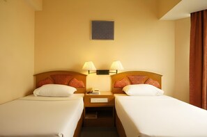 Minibar, safe på rommet, skrivebord og blendingsgardiner