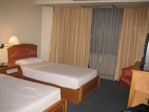 Minibar, in-room safe, desk, blackout curtains - Bangkok City Inn (Bangkok)