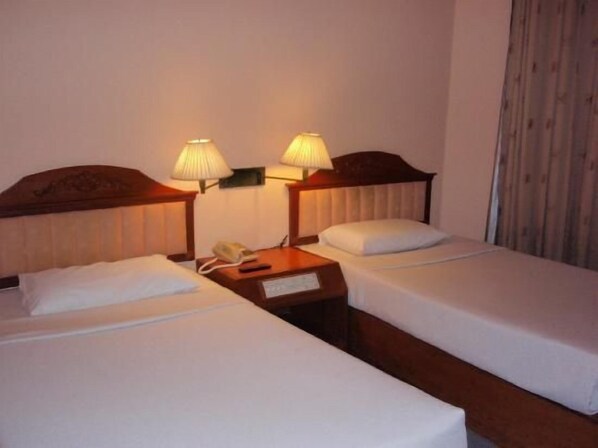 Minibar, in-room safe, desk, blackout curtains - Bangkok City Inn (Bangkok)