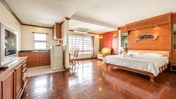 Deluxe Room, 1 King Bed | Minibar, in-room safe, desk, free WiFi