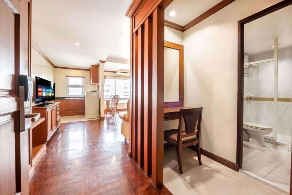 Minibar, in-room safe, desk, WiFi (free)