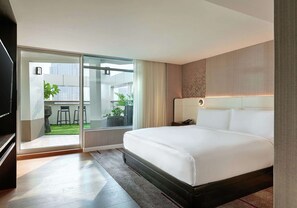 Suite, Terrace | Minibar, in-room safe, desk, laptop workspace - DoubleTree by Hilton Bangkok Ploenchit (Bangkok)