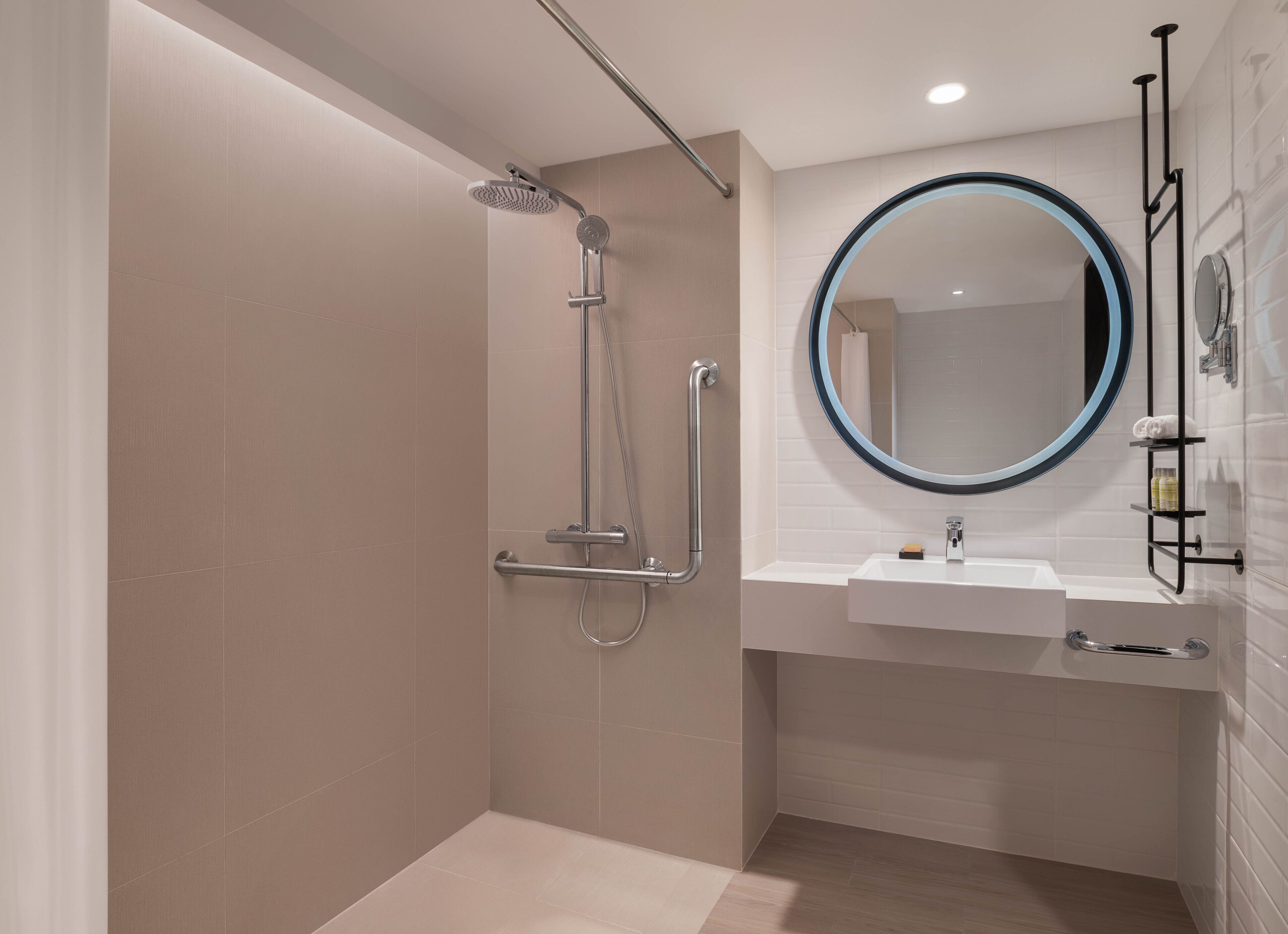 Standard Double Room, 1 King Bed | Bathroom | Combined shower/bathtub, hydromassage showerhead, free toiletries