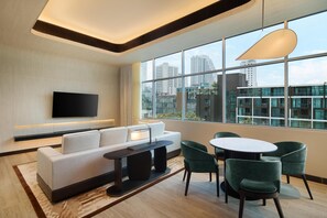 40-inch LED TV with digital channels, TV - DoubleTree by Hilton Bangkok Ploenchit (Bangkok)