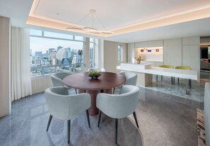 Presidential-Suite | Wohnbereich | 40-Zoll-LED-Fernseher mit Digitalempfang, Fernseher